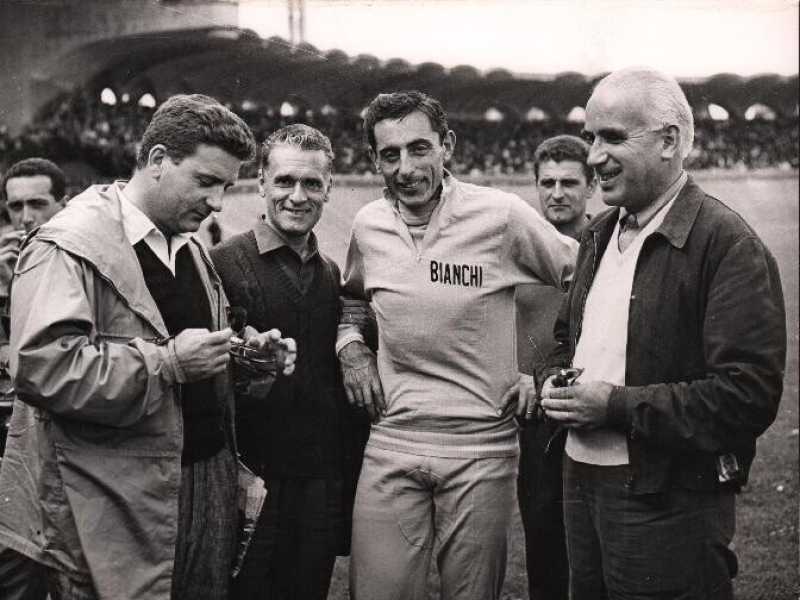 Giovanni&nbsp;<span style="font-family: Arial, Verdana, sans-serif; font-size: 12px;">Mosca &egrave; il secondo da sinistra, tra Zavoli e Coppi</span><div class="adL">&nbsp;</div>