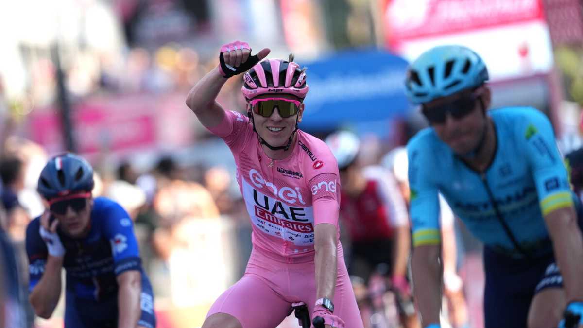 Immagine di Giro d'Italia, i sampietrini di Roma tra Merlier e Merlier. Pogacar rosa Colosseo
