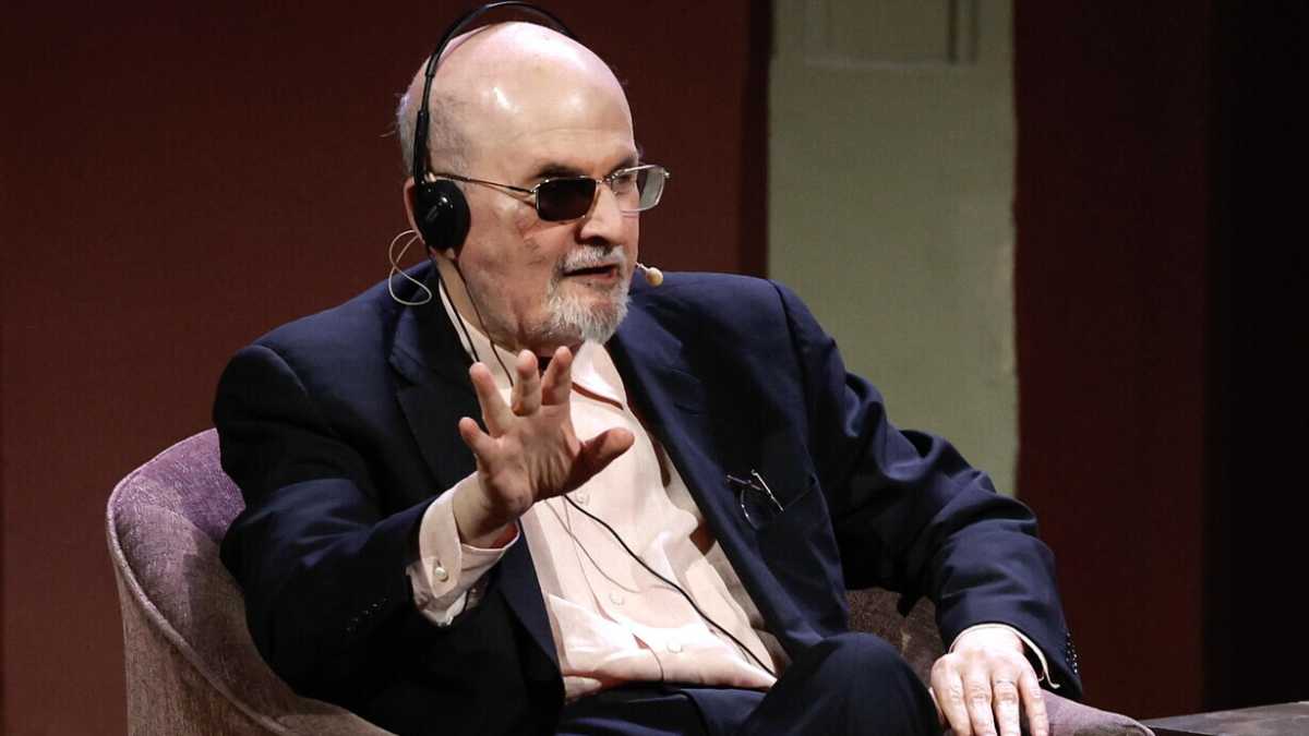 Immagine di Salman Rushdie, il sorriso dello scrittore condannato a vivere