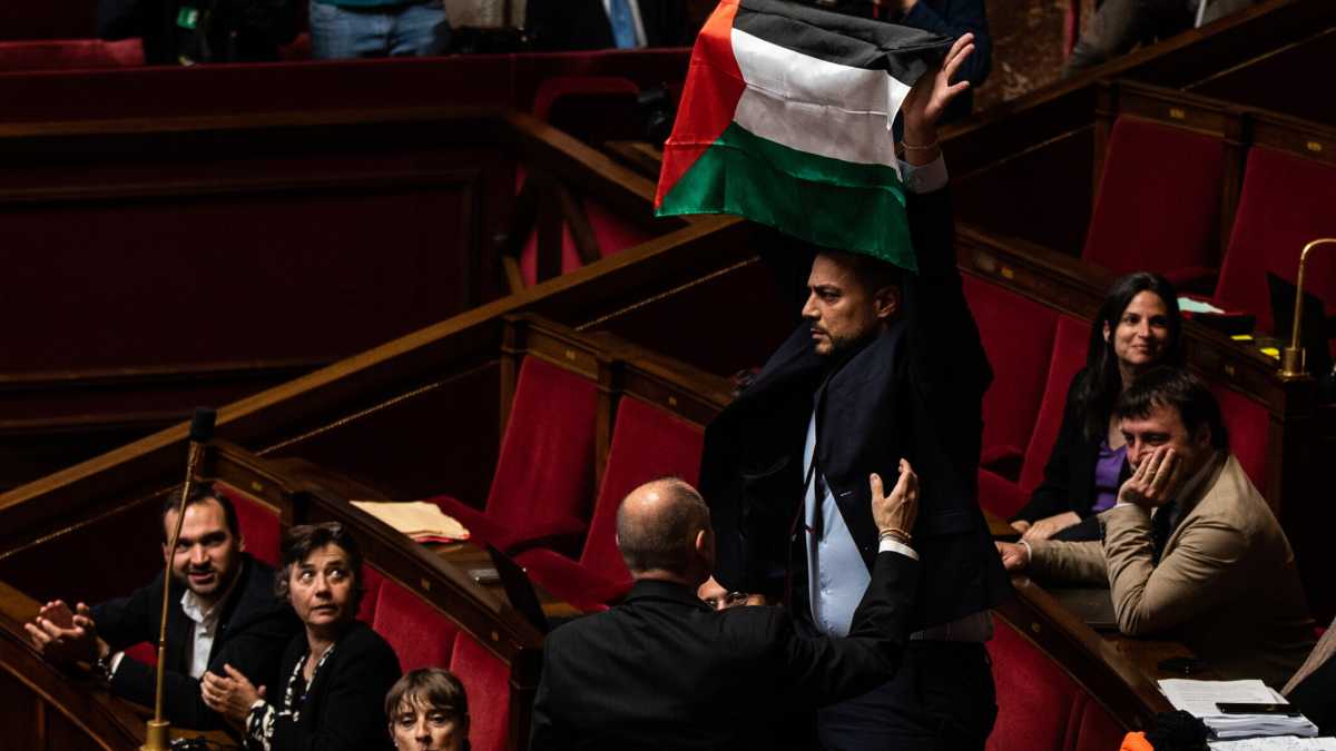 Immagine di La France Insoumise porta le bandiere palestinesi dentro al Parlamento francese