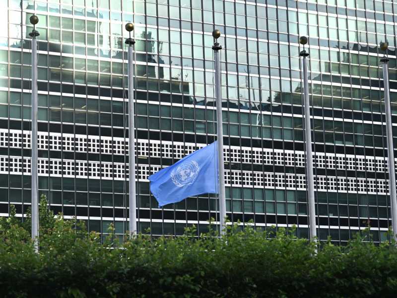 La bandiera dell'Onu a mezz'asta in onore del defunto presidente iraniano Ebrahim Raisi (Foto di Fatih Aktas/Anadolu via Getty Images)&nbsp;<br />