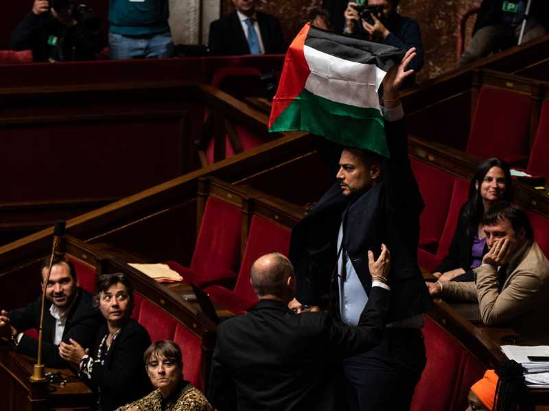 La France Insoumise porta le bandiere palestinesi dentro al Parlamento francese