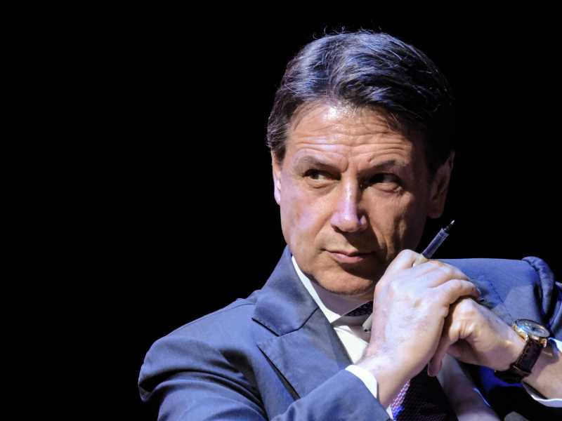 "Meloni non ha il vento a favore, io sì. L'Italia mi ama ancora". Telefonata con Giuseppe Conte