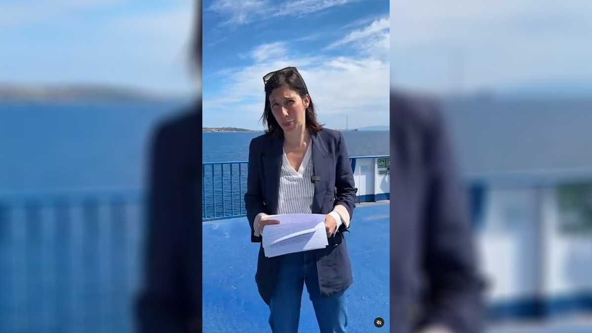 Immagine di Elly sul ferribotte contro il Ponte sullo Stretto