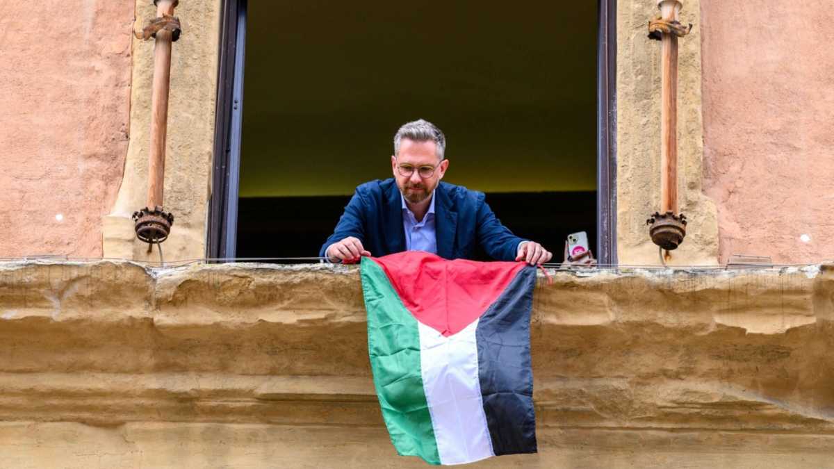 Immagine di La bandiera della Palestina sulla facciata del comune di Bologna. Lepore: "Israele si fermi"