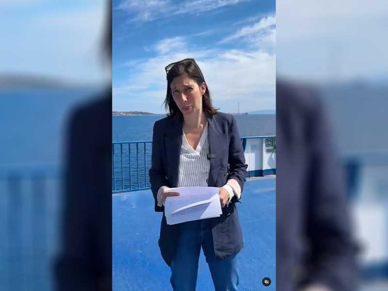 Elly sul ferribotte contro il Ponte sullo Stretto