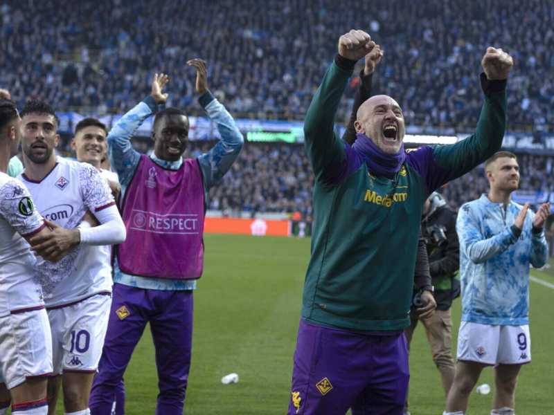 Vincenzo Italiano festeggia con i giocatori della Fiorentina la qualificazione alla finale della Conference League (foto LaPresse)