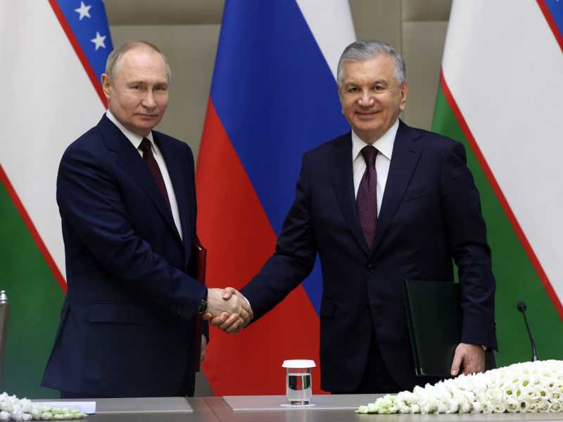  Vladimir Putin e il presidente uzbeco Shavkat Mirziyoyev - foto via Getty Images
