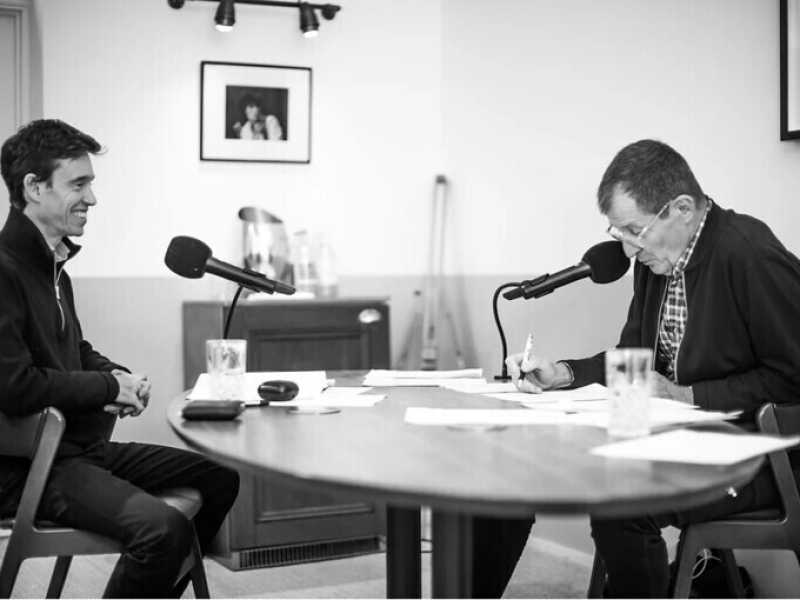 Il primo podcast politico inglese “The Rest is Politics” è ora sul Foglio. Dialoghi rossoblu sulle elezioni del 4 luglio