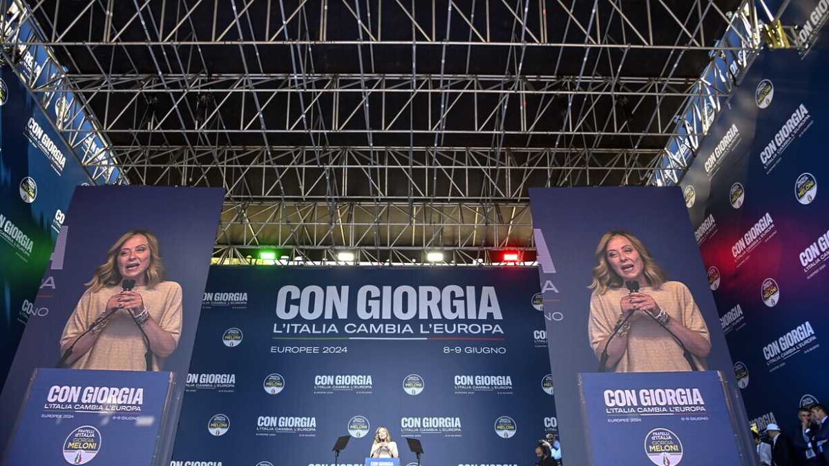 Immagine di Meloni: "Le europee sono un referendum tra visioni opposte". Poi attacca Schlein. La risposta: "Il governo cancella le libertà"
