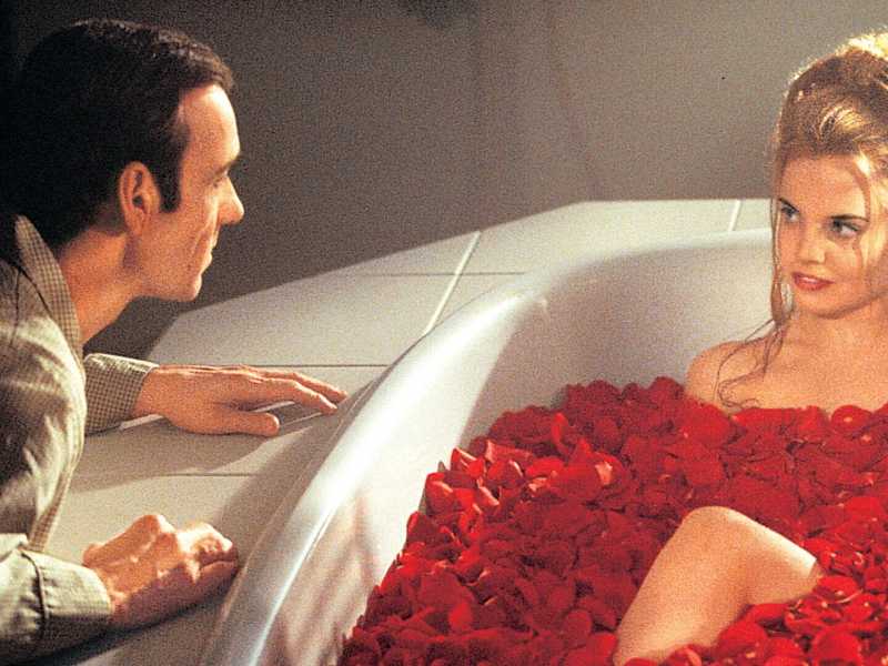 Kevin Spacey e Mena Suvari in una scena di &ldquo;American Beauty&rdquo; di Sam Mendes&nbsp;<br />