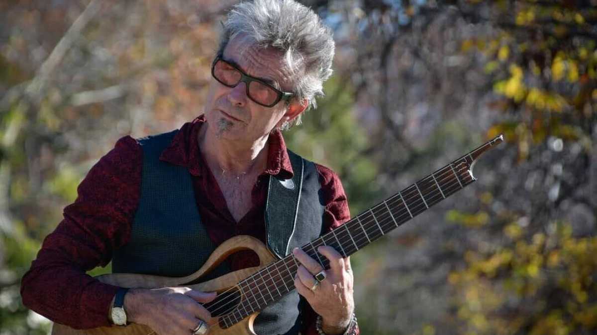 Immagine di Mauro Di Domenico, il chitarrista giramondo che partì dal fischio di Morricone. Intervista