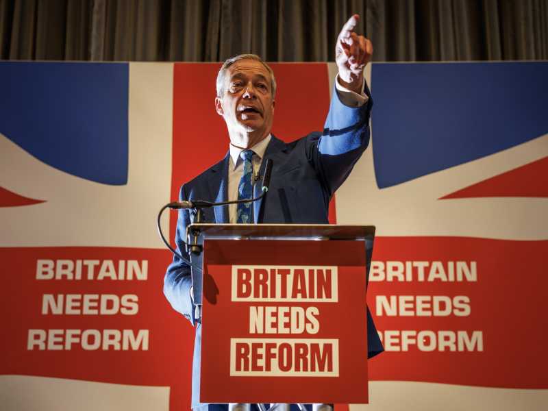 Nigel Farage annuncia che si presenterà alle prossime elezioni (Foto di Dan Kitwood/Getty Images) <br />