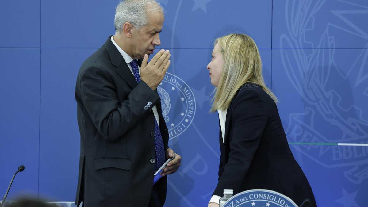 Immagine di Piantedosi d'Italia: così il ministro dell'Interno indicato da Salvini è sempre più vicino a Meloni