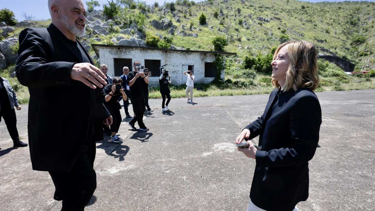 Immagine di Meloni in Albania visita i due centri per migranti: "Operativi dall'inizio di agosto. Saranno un modello per l'Ue"