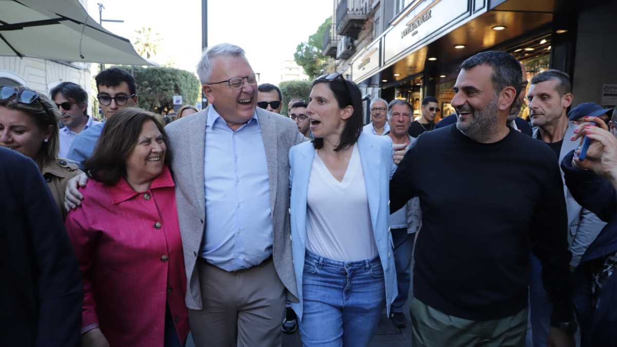 Immagine di Da Benevento a Bari in viaggio con Annunziata. Schlein bacia tutti e Decaro si scatena contro la destra