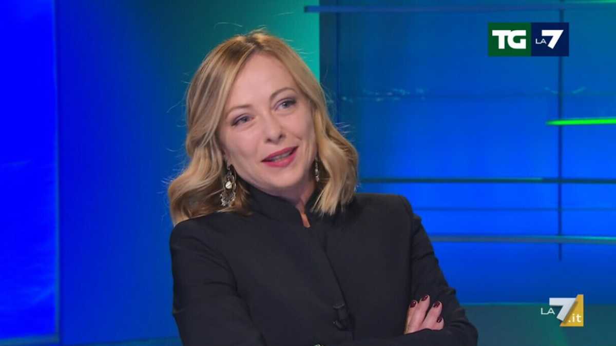 Immagine di Meloni alla fine va da Mentana: "Non mi risultano dati di Panetta sui migranti"