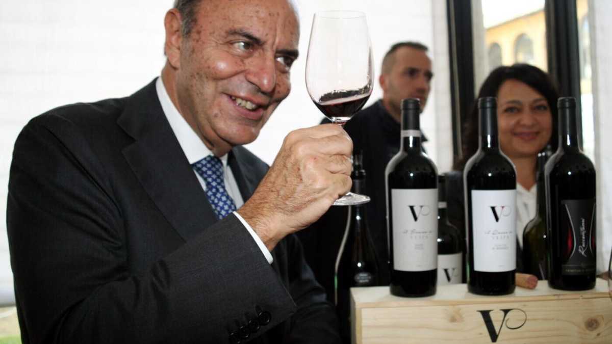 Immagine di Vespa e la querelle enologica-ferroviaria. Parla Riccardo Cotarella, il gran ciambellano dei vini italiani