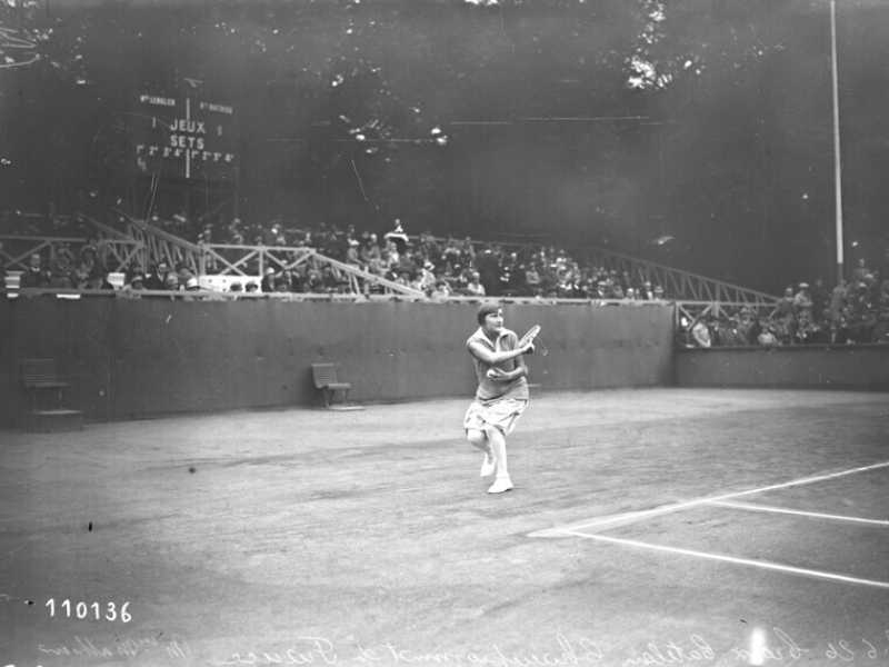 Simonne Mathieu l'8 giugno 1926, a Croix-Catelan durante i campionati francesi di tennis (foto Wikimedia Commons)&nbsp;<br />