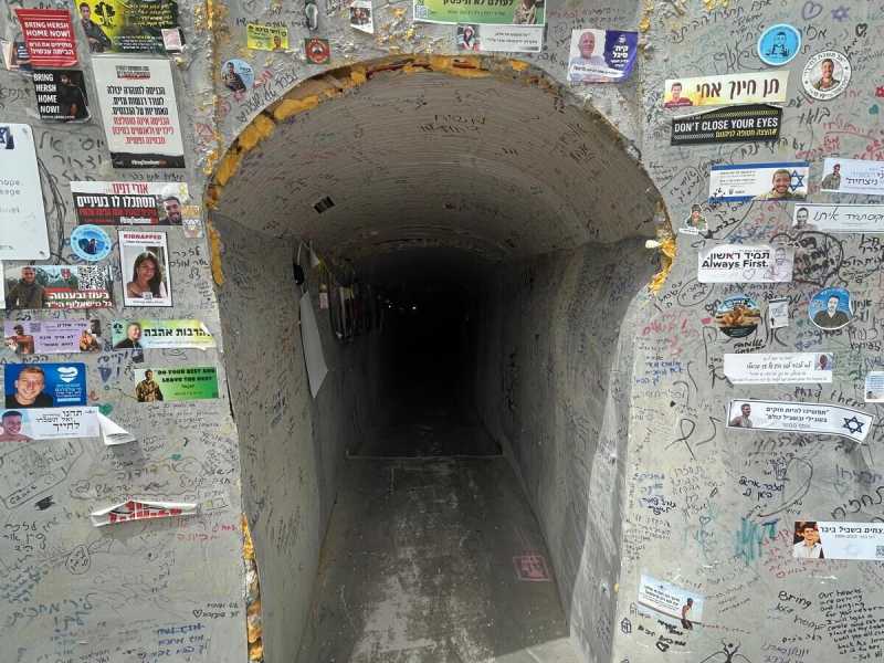 Il tunnel delle famiglie degli ostaggi
