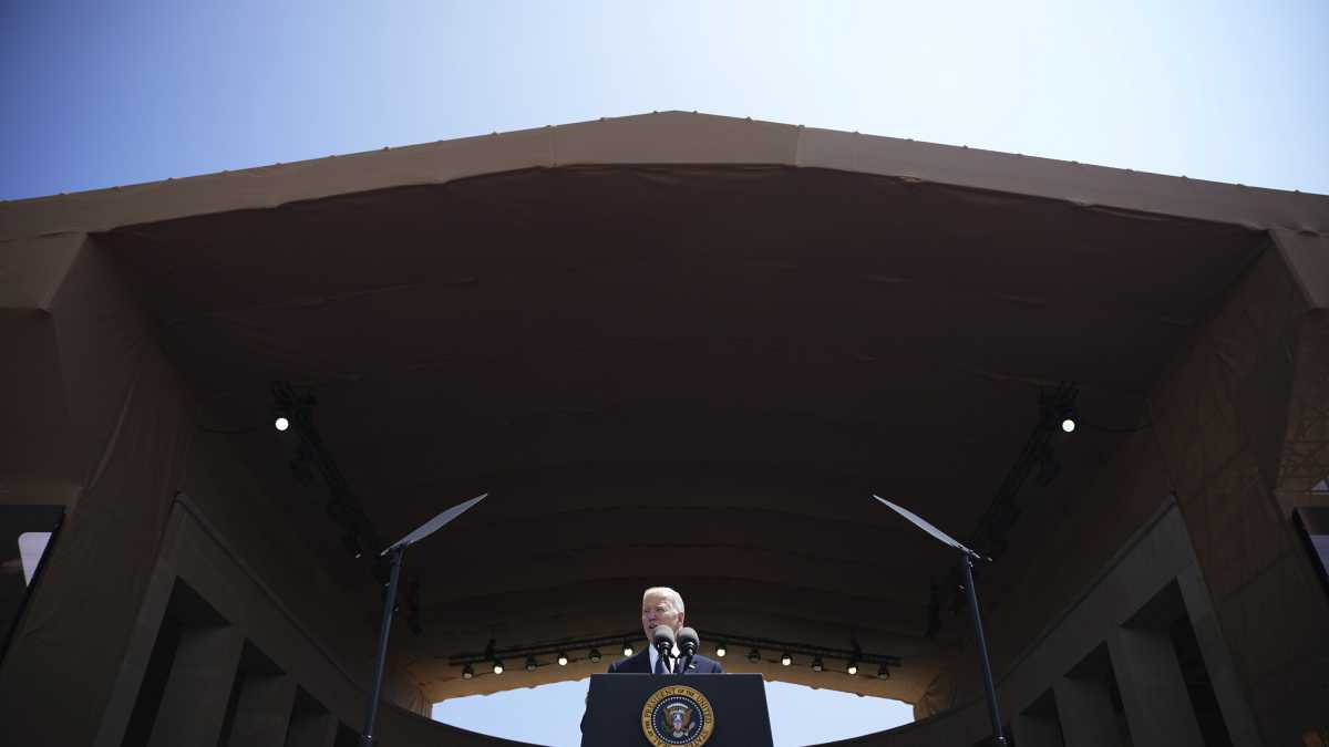 Immagine di Il roccioso discorso di Biden per il D-Day