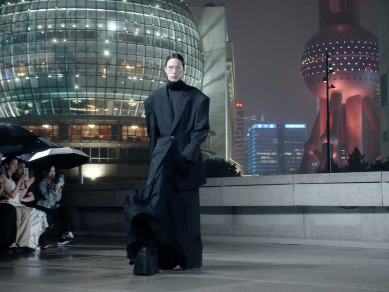 La collezione inverno 2025 di Balenciaga, presentata  sul molo del Pudong Museum di Shanghai&nbsp;<br />