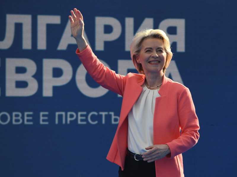 Loghi, felpe e volantini: la campagna elettorale di von der Leyen