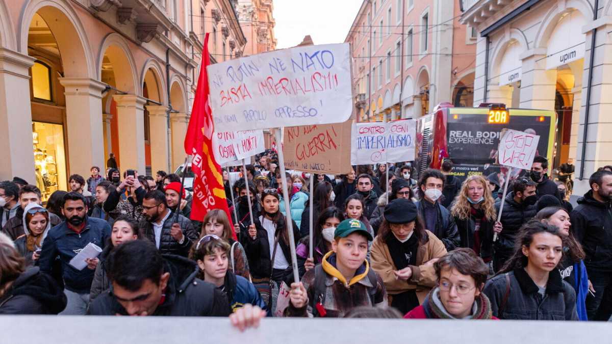 Immagine di Votare contro Putin e le bandiere bianche