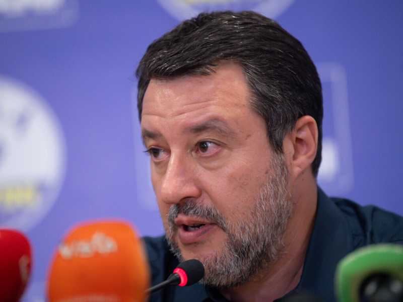 Salvini pronto a espellere Bossi: "Ha mancato di rispetto a una comunità. Mi ricandido segretario"