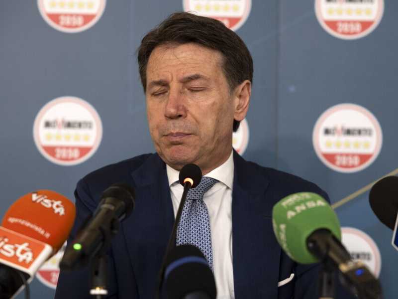 Conte pronto a rivedere il divieto di terzo mandato. Casaleggio lo attacca