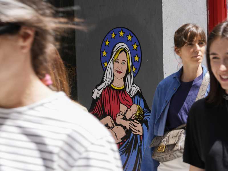 Un murale dello street artist AleXsandro Palombo a Milano (AP Photo/Luca Bruno) <br />
