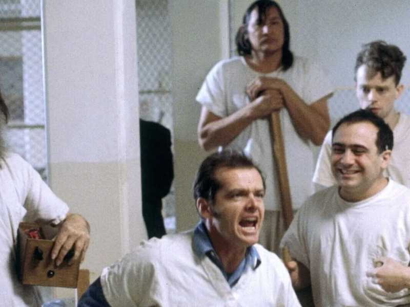 Una scena da "Qualcuno volò sul nido del cuculo" di Milos Forman
