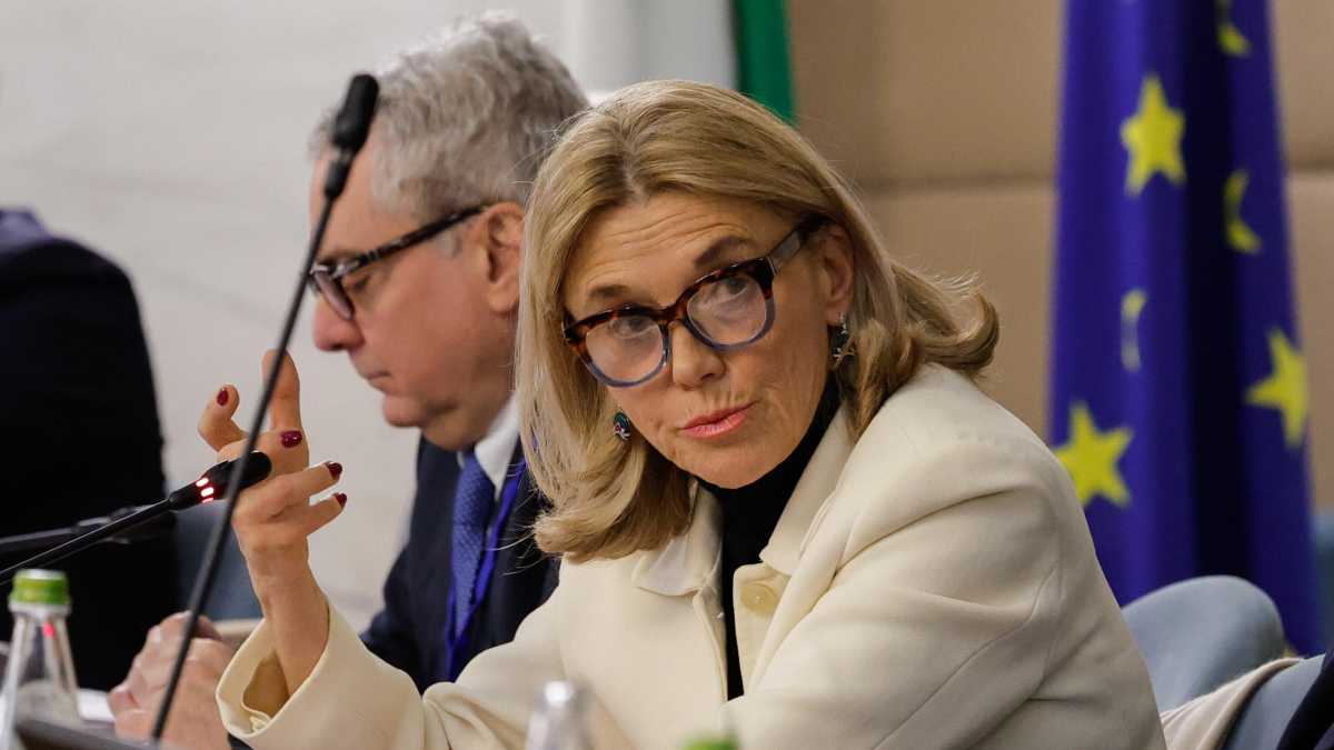 Immagine di Le frecce di Lady G7: chi è Elisabetta Belloni, "sherpa" di Giorgia Meloni