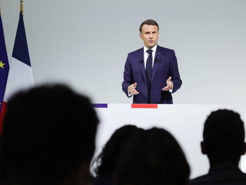 Macron denuncia le "alleanze indecenti" a destra e a sinistra