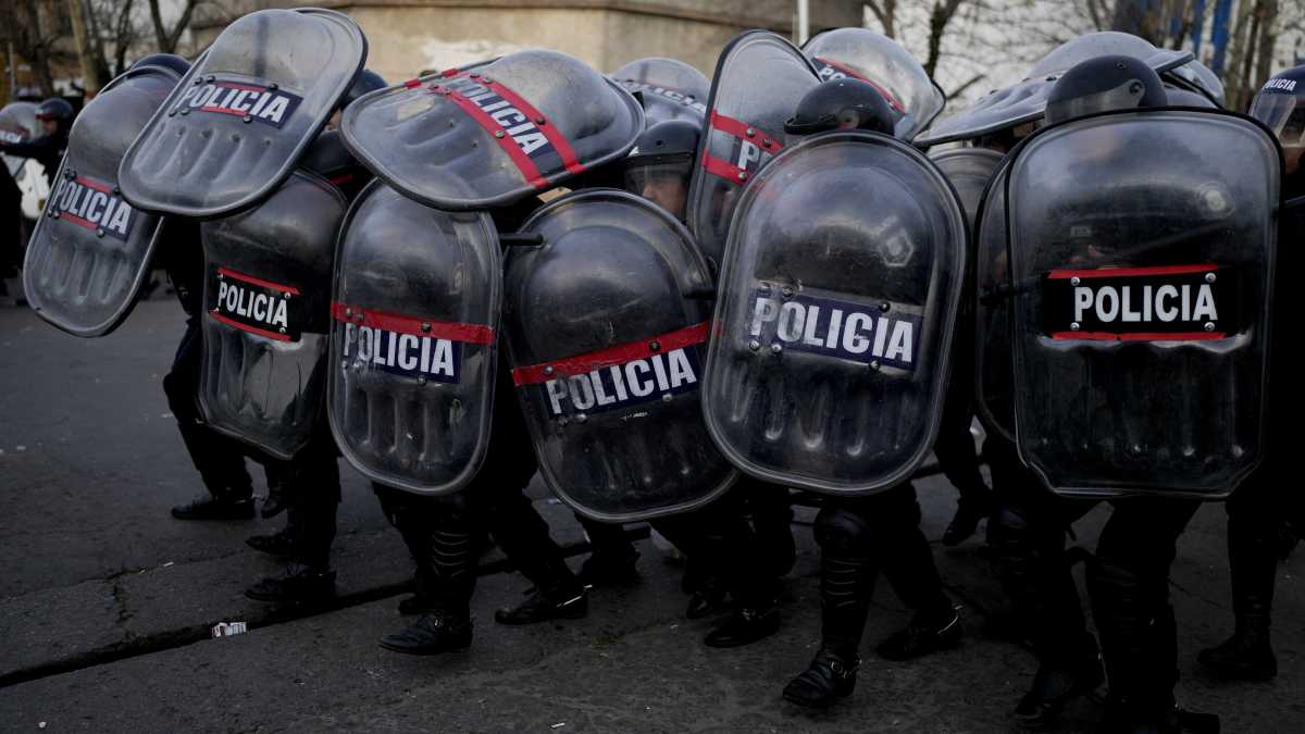 Immagine di Scontri a Buenos Aires tra polizia e peronisti per le riforme di Milei