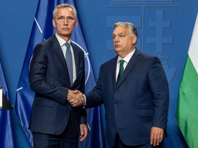 Orbán esclude aiuti all’Ucraina via Nato, crea un fronte “pacifista” filorusso e occhieggia a Ecr