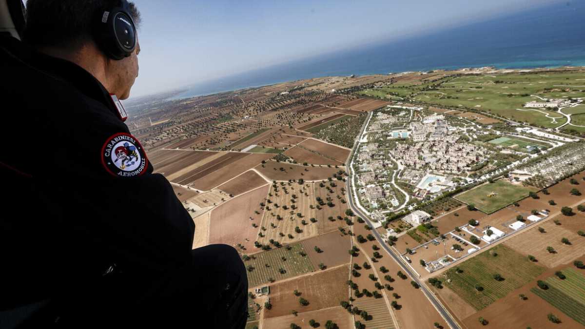 Immagine di Osservare il manto stradale per capire che Borgo Egnazia non è la Puglia