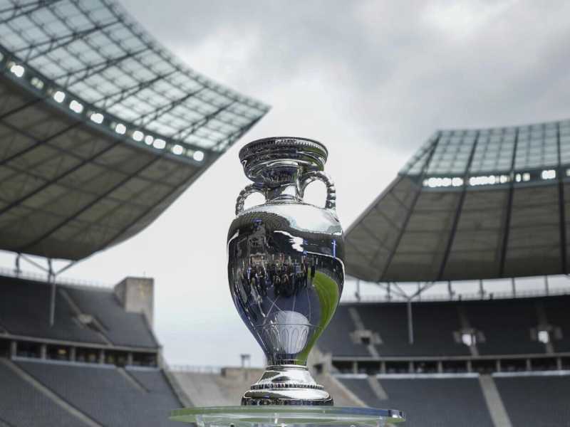 Il trofeo degli Europei di calcio (foto Ap, via LaPresse)