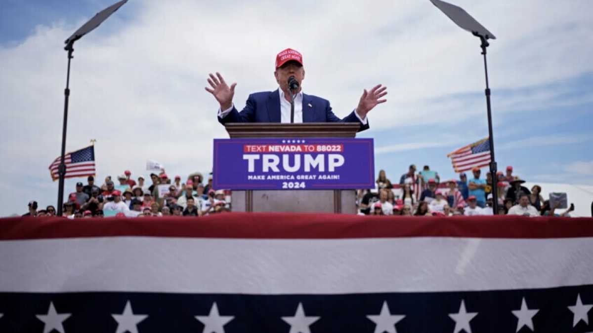 Immagine di Trump delira su squali e barche, ma certo, il rimbambito è Biden