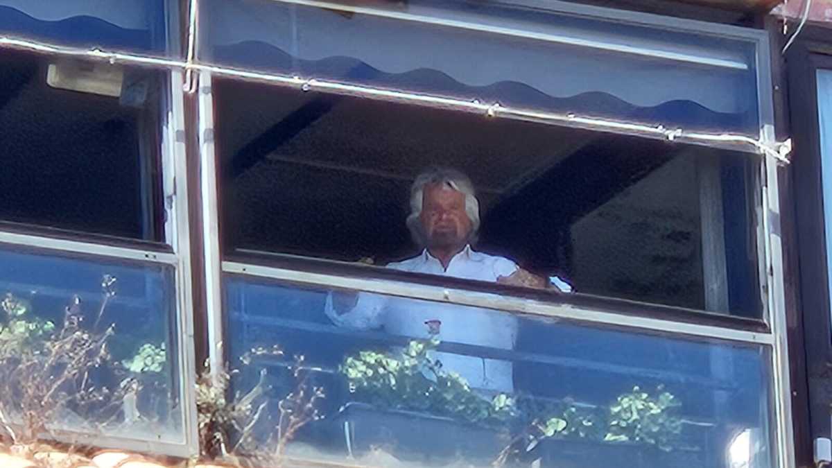 Immagine di Grillo a Roma incontra Conte, malinconia e deroghe. "Cerca soldi?"