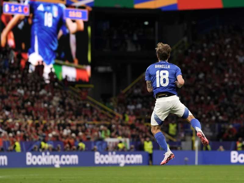 Nicol&ograve; Barella esulta dopo il gol del 2-1 (foto Ap, via LaPresse)
