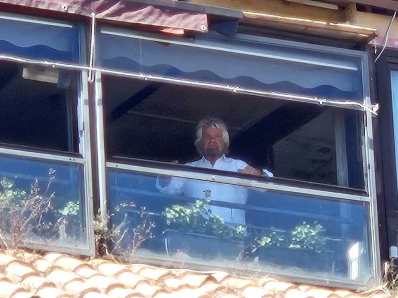 Grillo a Roma incontra Conte, malinconia e deroghe. "Cerca soldi?"