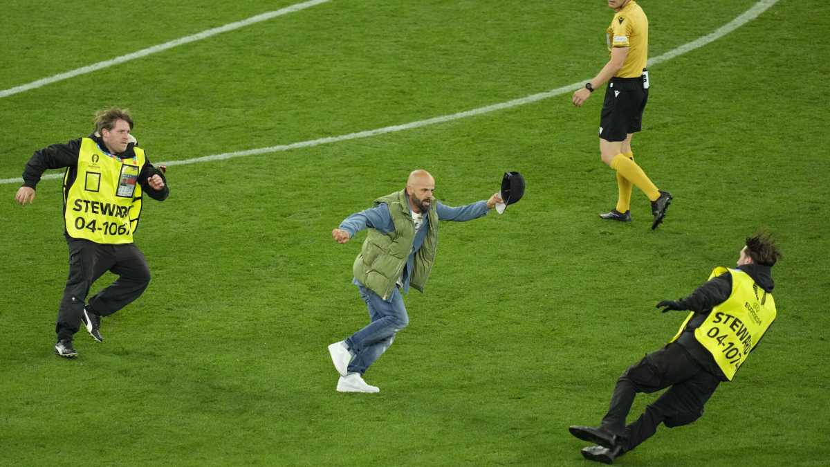 Immagine di W la Rai, che se ne frega delle regole Uefa e del teatrino dell’assurdo