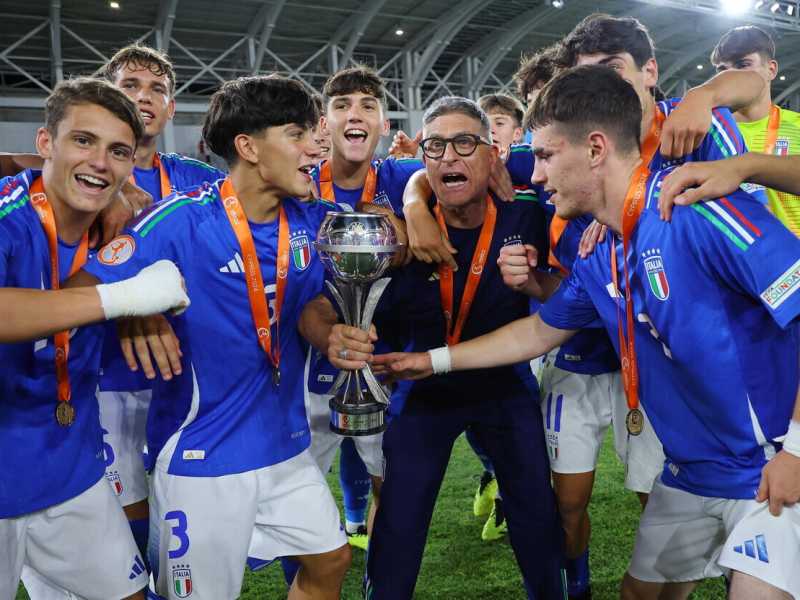 Massimiliano Favo con gli azzurri campioni d'Europa Under 17 (foto Epa, via Ansa)
