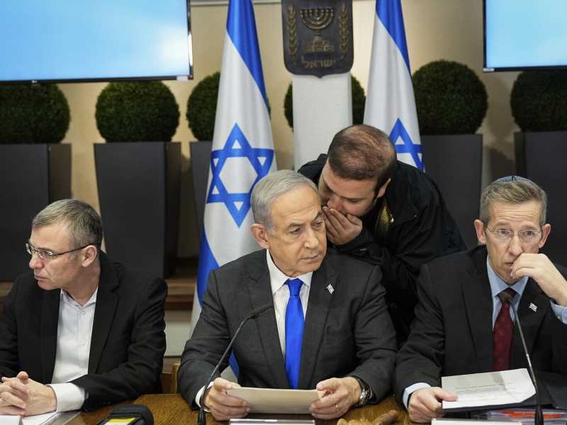 Il primo ministro israeliano Netanyahu alla riunione di gabinetto nella base militare di Kirya a Tel Aviv (LaPresse) <br />