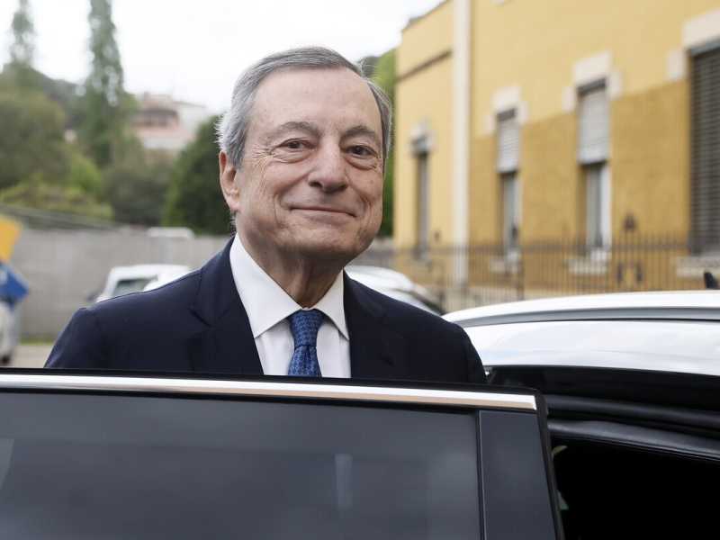 Troppo Draghi, fuori dalle grande nomine europee, si dedica alla conferenze. Ancora riserva dello stato