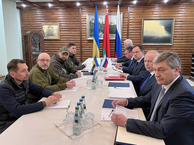 La ricostruzione più in voga dei negoziati tra Ucraina e Russia del 2022 è inventata