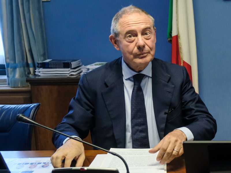 Chiamatelo pure Adolfo Urss. Prima la farsa e poi la tragedia