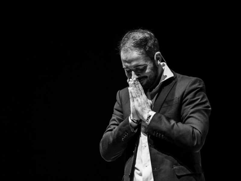 Maledetta prima ora. Parla Filippo Caccamo, da prof. a giullare