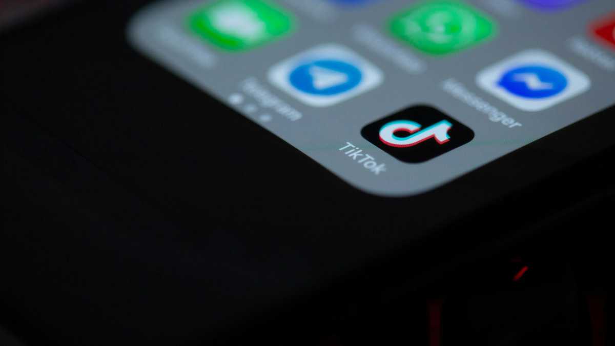 Immagine di Gli ucraini contro TikTok: "L'app ci spia"